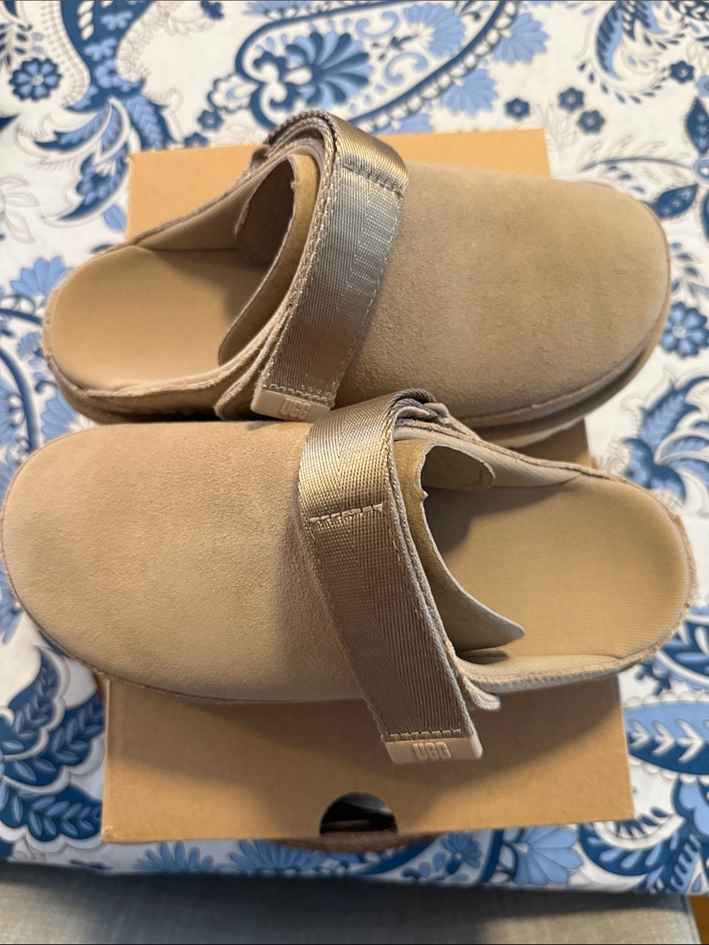 UGG Women's Sand Suede Clog Mules with Adjustable Strap - Picture 4 of 7
